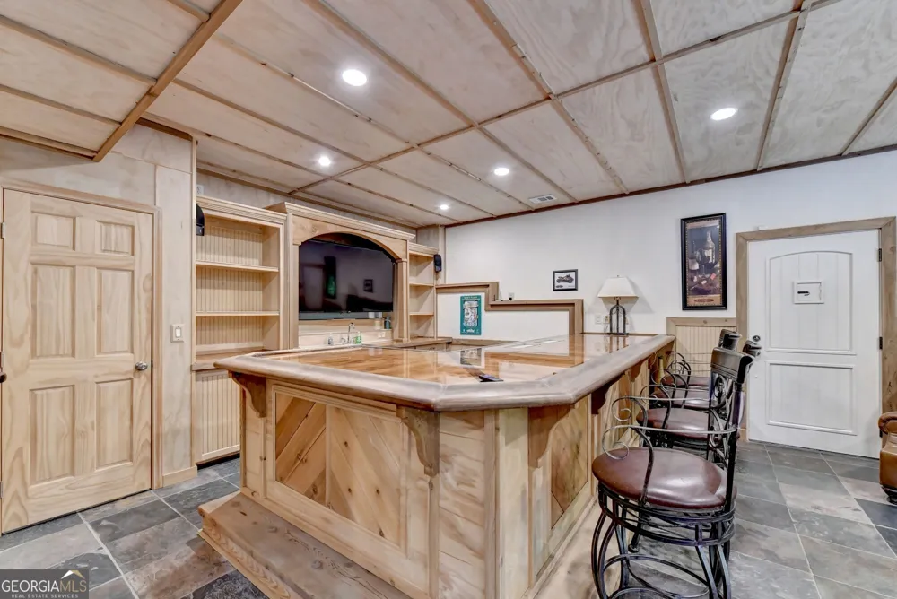 6173 Pine CIR Flowery Branch, GA 30542