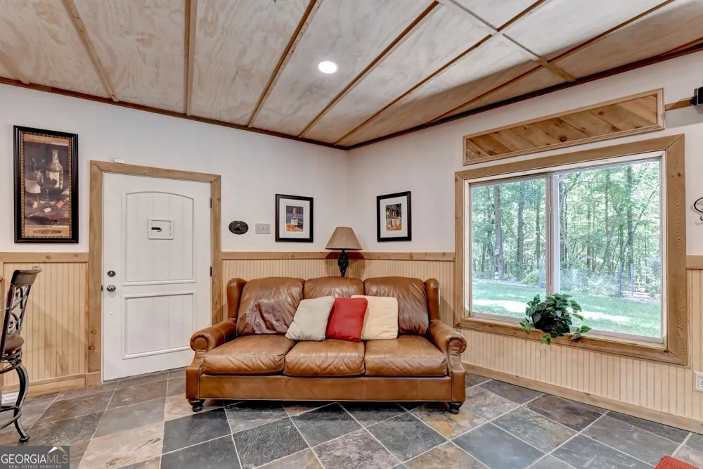 6173 Pine CIR Flowery Branch, GA 30542