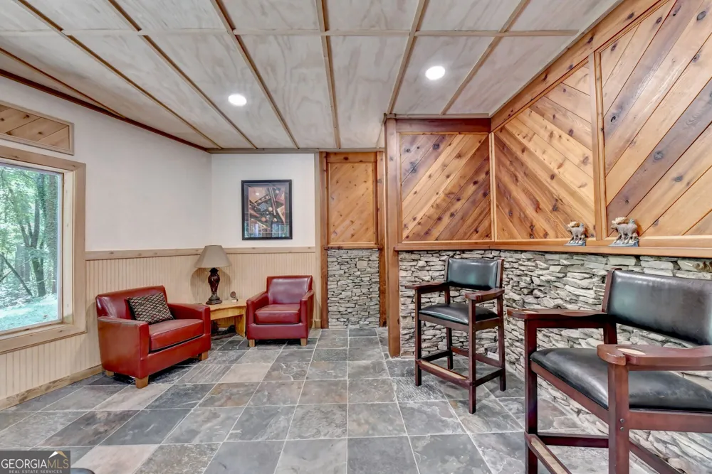 6173 Pine CIR Flowery Branch, GA 30542