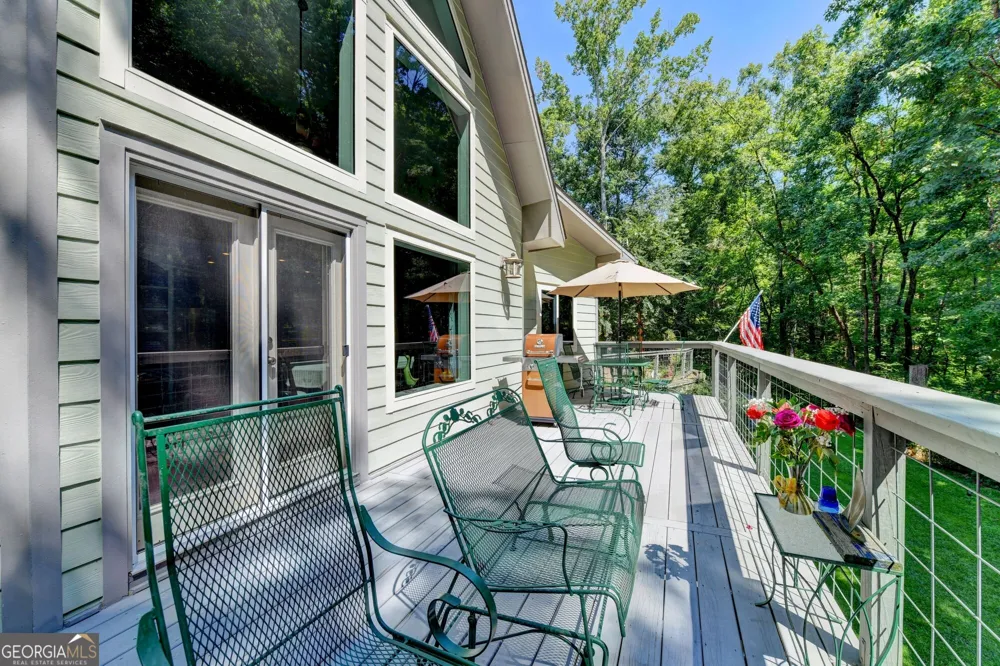 6173 Pine CIR Flowery Branch, GA 30542