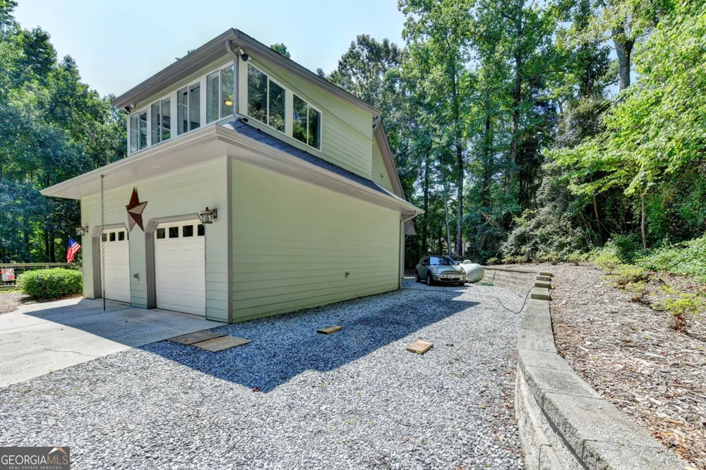 6173 Pine CIR Flowery Branch, GA 30542