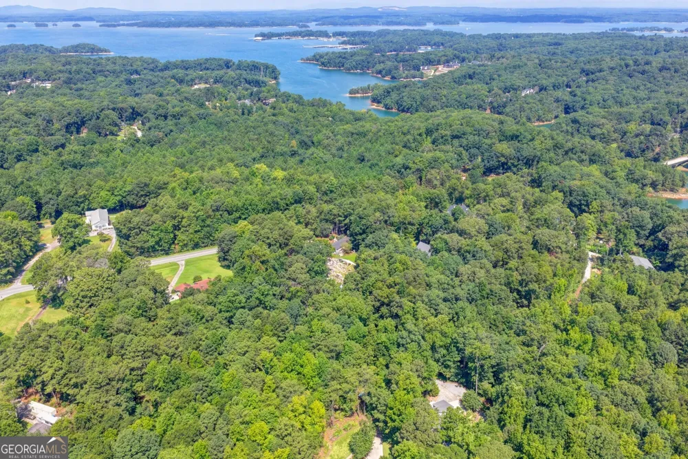 6173 Pine CIR Flowery Branch, GA 30542