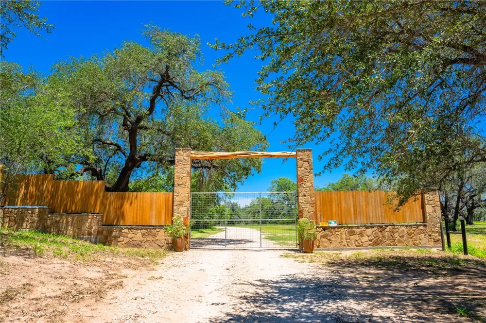 3355 Jim Brite Rd Pleasanton, TX 78064