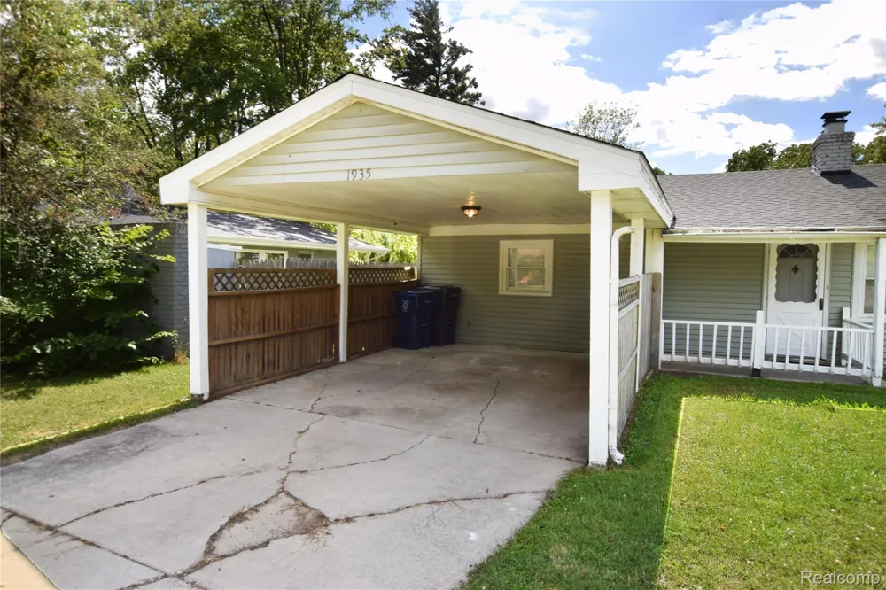 1935 Carmanbrook Parkway Flint City, MI 48507