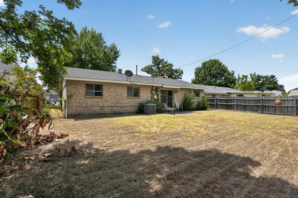 2125 Meadow Glen Irving, TX 75060
