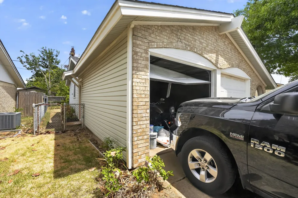 2125 Meadow Glen Irving, TX 75060