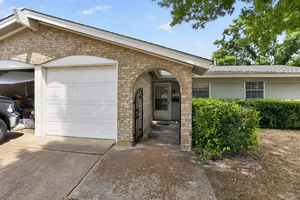 2125 Meadow Glen Irving, TX 75060
