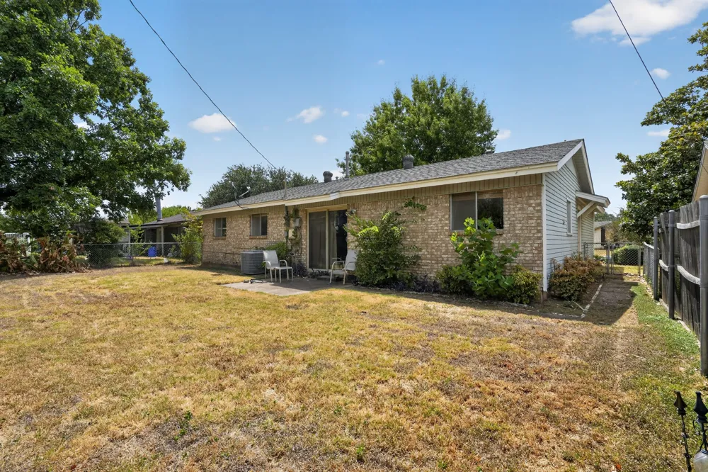 2125 Meadow Glen Irving, TX 75060