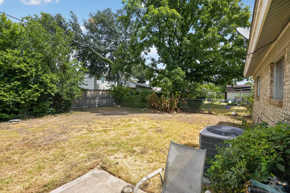 2125 Meadow Glen Irving, TX 75060