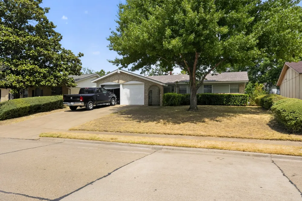 2125 Meadow Glen Irving, TX 75060