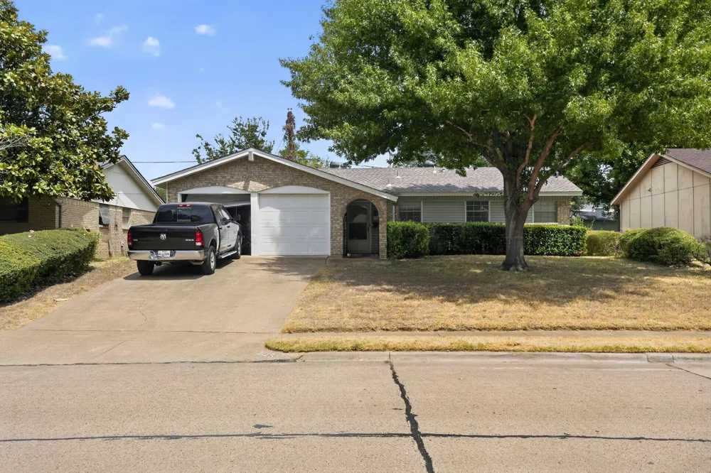 2125 Meadow Glen Irving, TX 75060