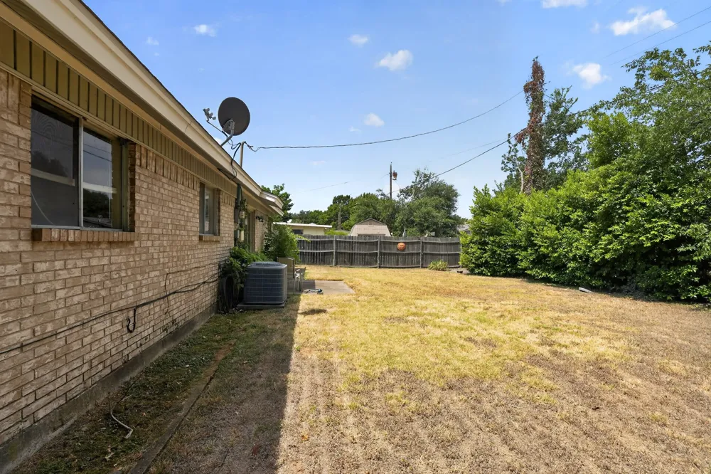 2125 Meadow Glen Irving, TX 75060