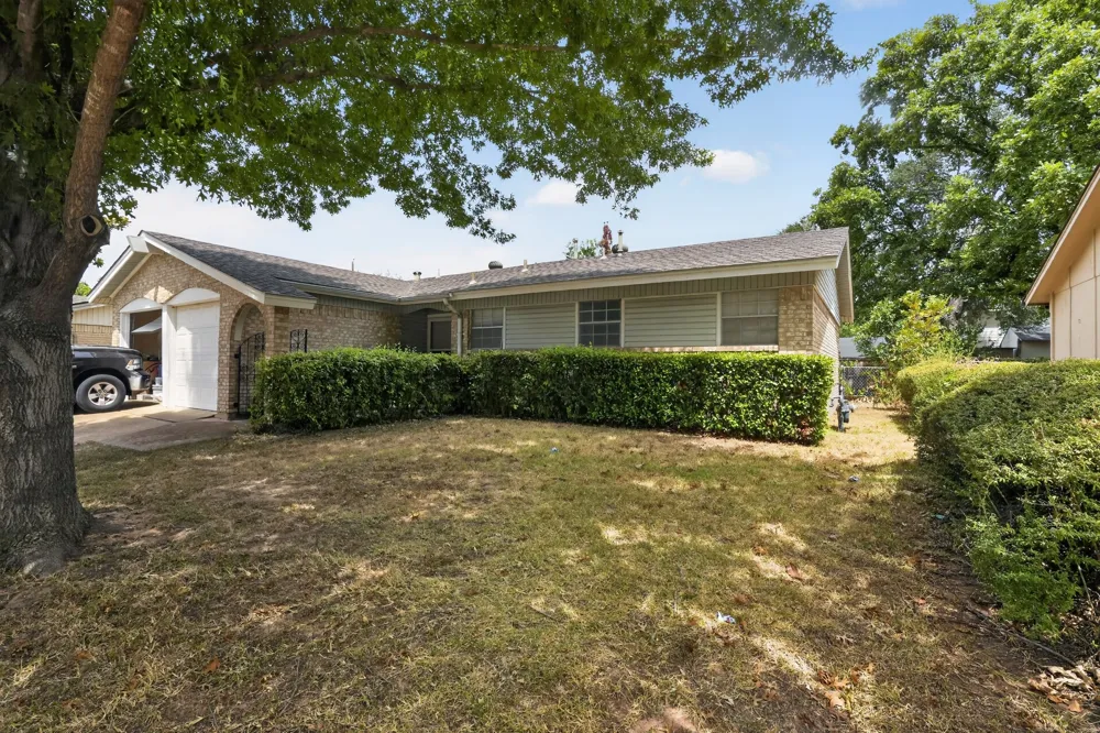 2125 Meadow Glen Irving, TX 75060