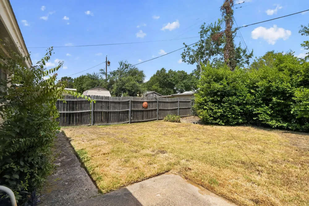 2125 Meadow Glen Irving, TX 75060