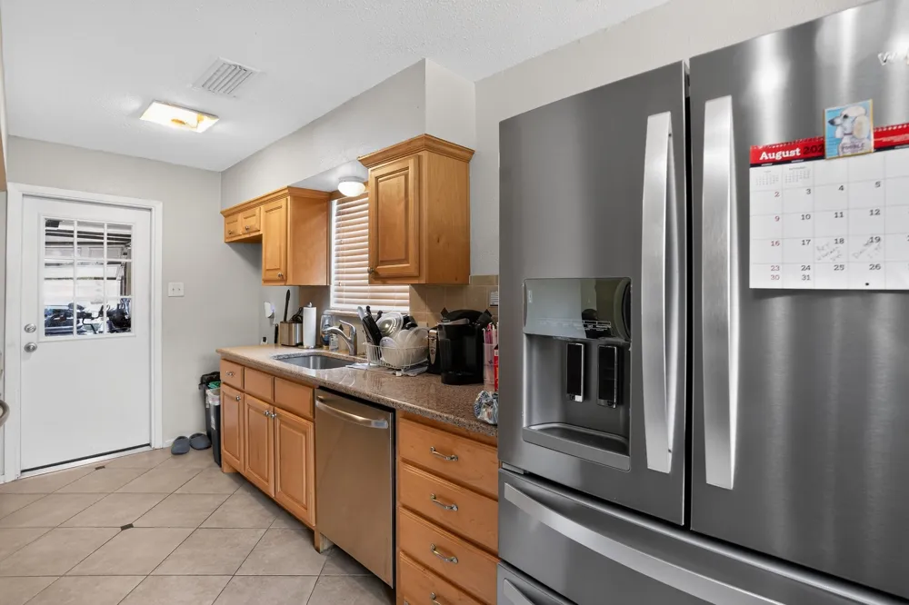2125 Meadow Glen Irving, TX 75060