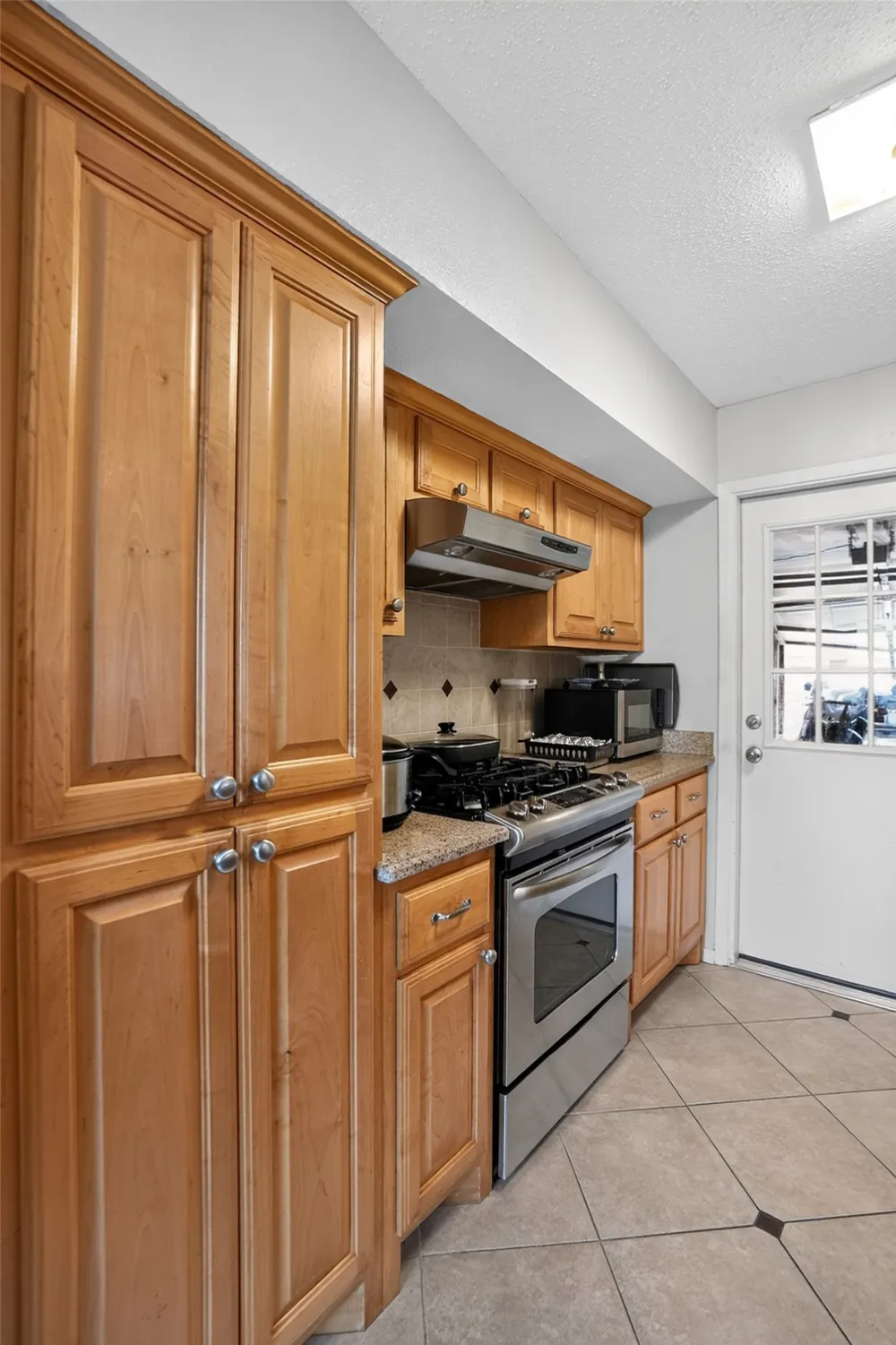 2125 Meadow Glen Irving, TX 75060