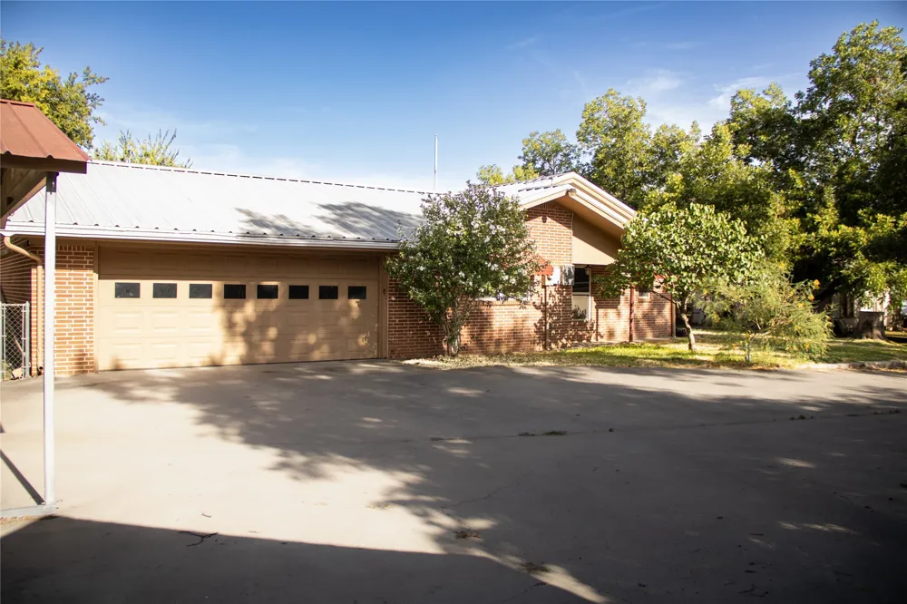 405 W Neely Avenue Comanche, TX 76442