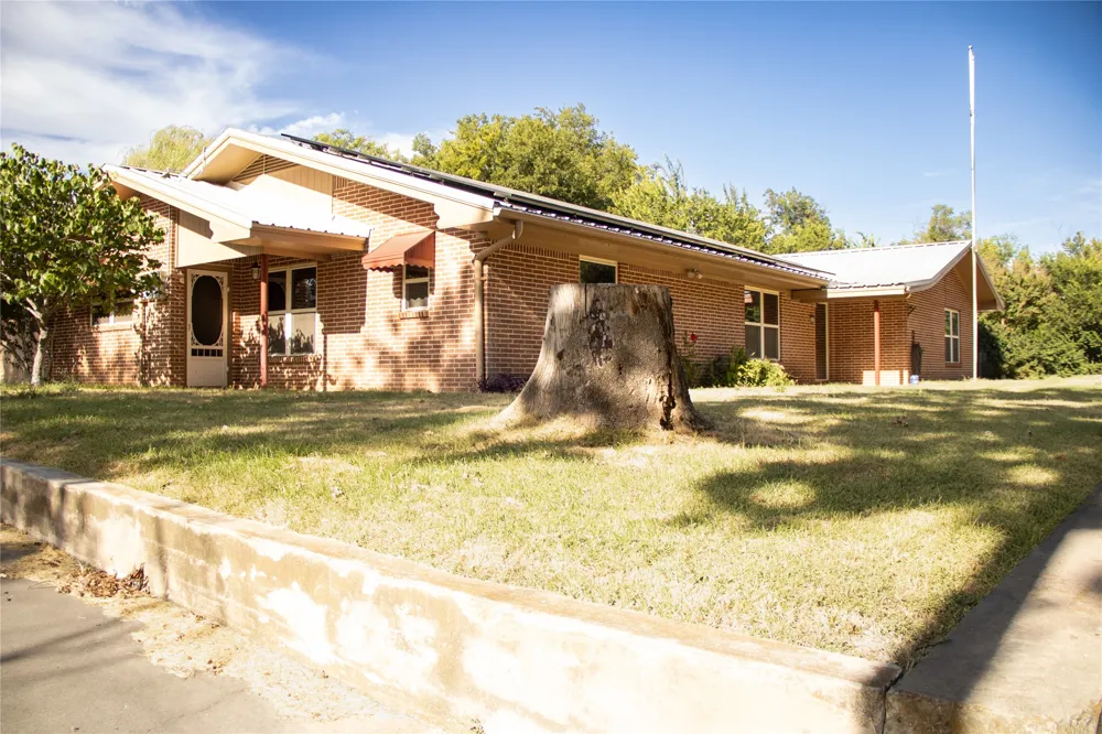 405 W Neely Avenue Comanche, TX 76442