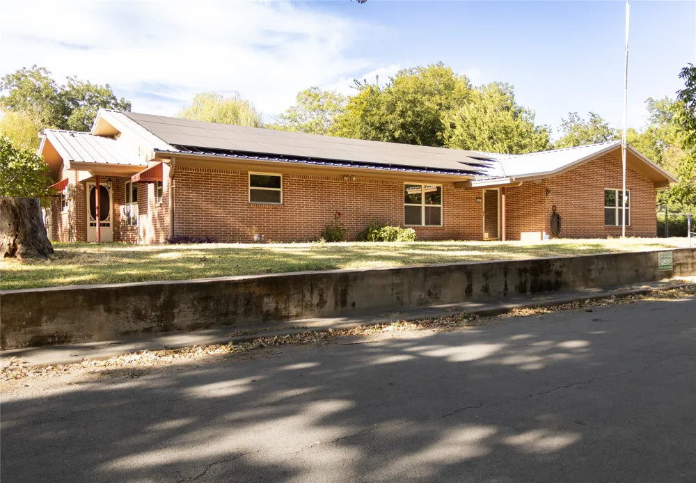 405 W Neely Avenue Comanche, TX 76442