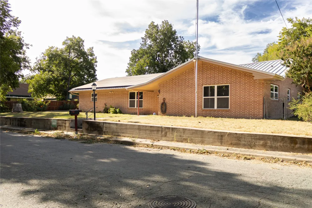 405 W Neely Avenue Comanche, TX 76442
