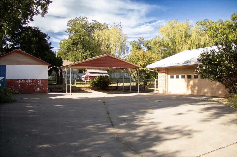 405 W Neely Avenue Comanche, TX 76442