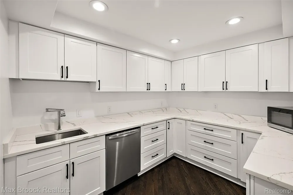 2440 Lake Angelus Lane Lake Angelus City, MI 48326