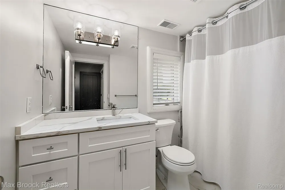 2440 Lake Angelus Lane Lake Angelus City, MI 48326
