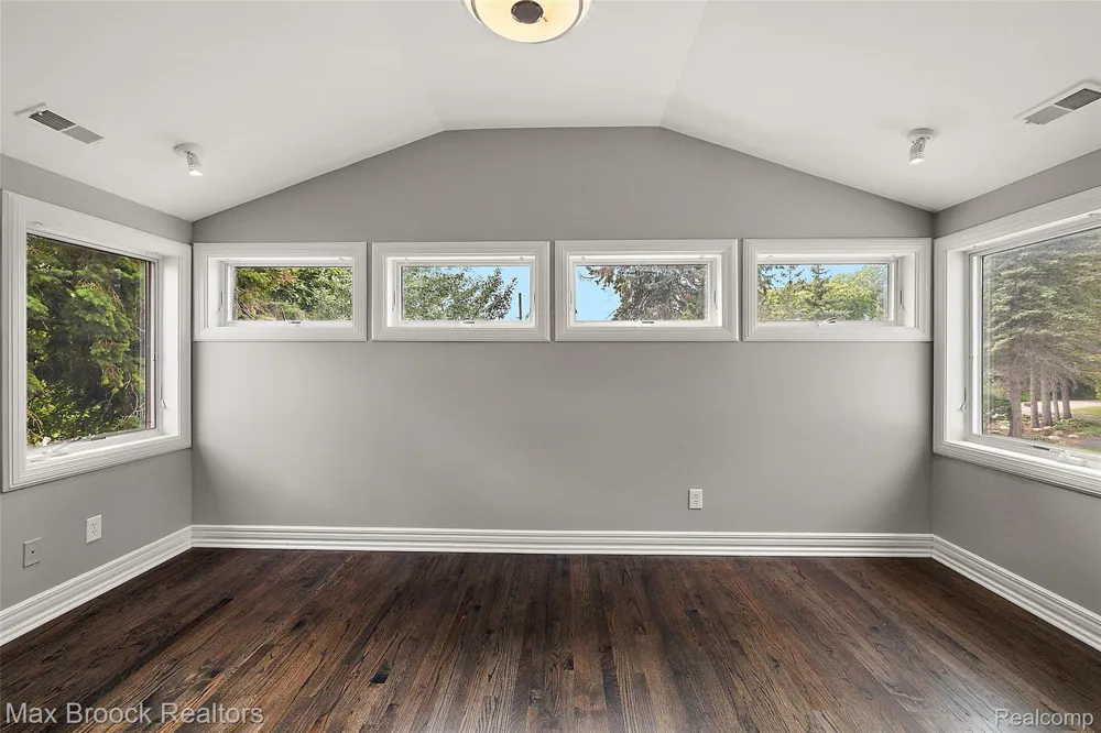 2440 Lake Angelus Lane Lake Angelus City, MI 48326
