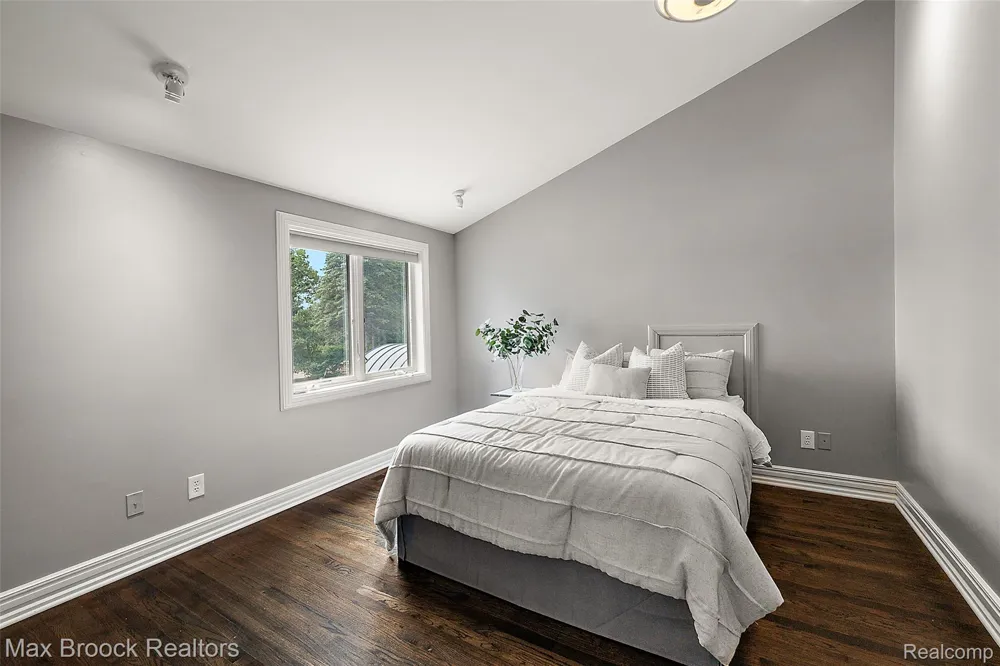 2440 Lake Angelus Lane Lake Angelus City, MI 48326