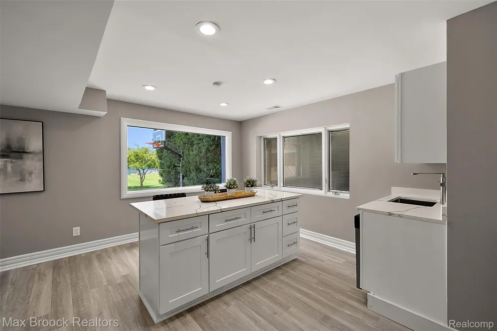 2440 Lake Angelus Lane Lake Angelus City, MI 48326