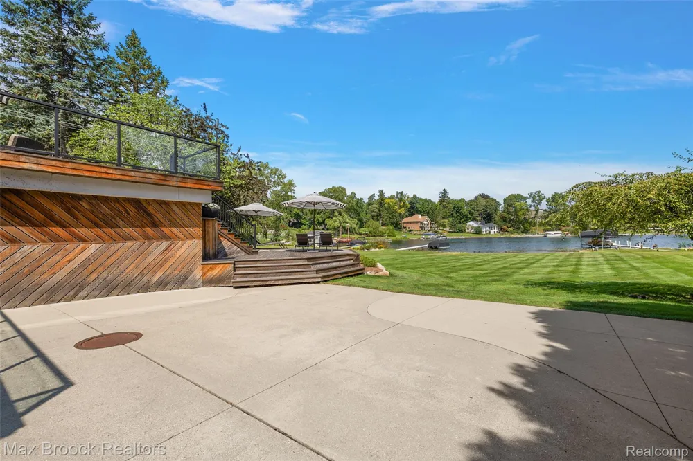 2440 Lake Angelus Lane Lake Angelus City, MI 48326