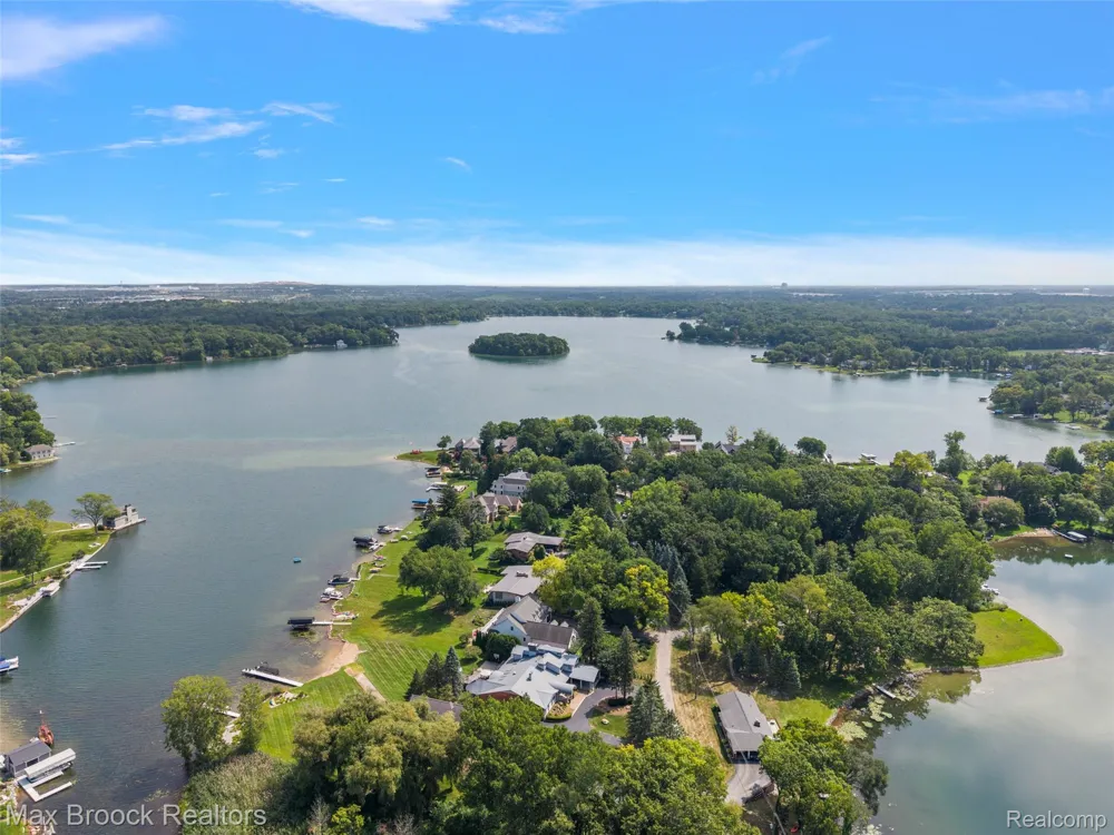 2440 Lake Angelus Lane Lake Angelus City, MI 48326