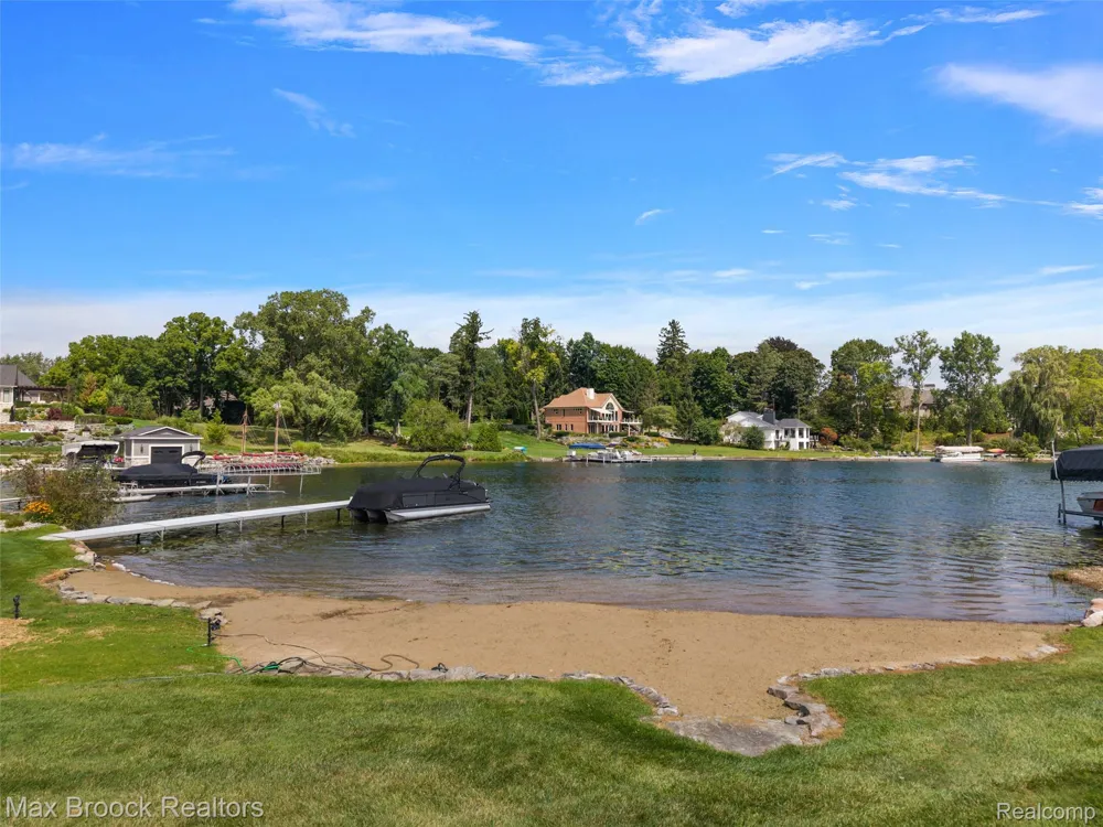 2440 Lake Angelus Lane Lake Angelus City, MI 48326