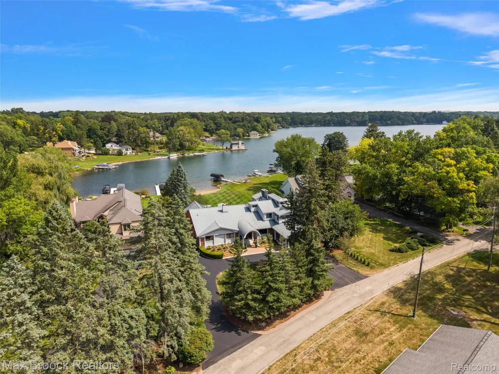 2440 Lake Angelus Lane Lake Angelus City, MI 48326