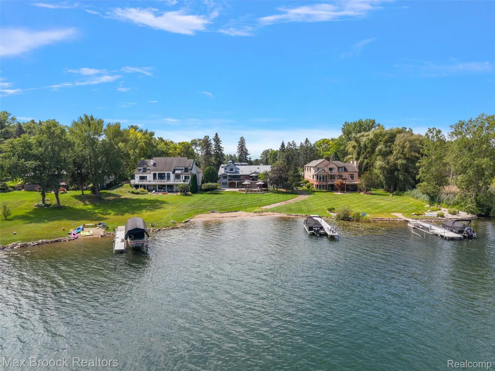 2440 Lake Angelus Lane Lake Angelus City, MI 48326