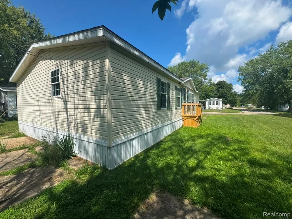 5044 S Naomi Kong Drive Flint City, MI 48506