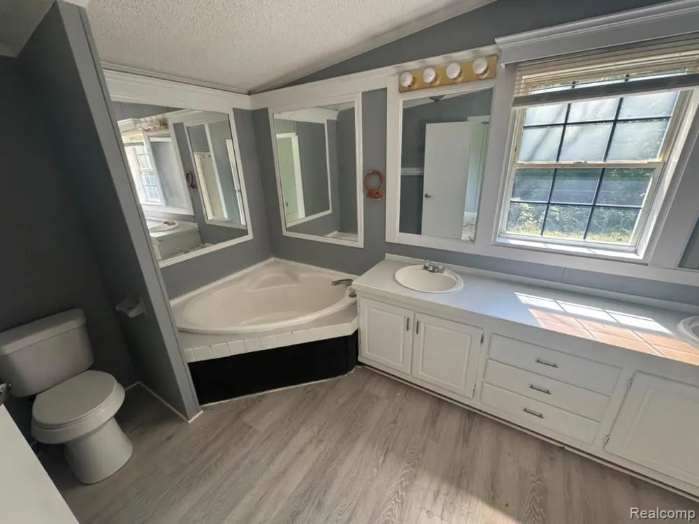 5044 S Naomi Kong Drive Flint City, MI 48506