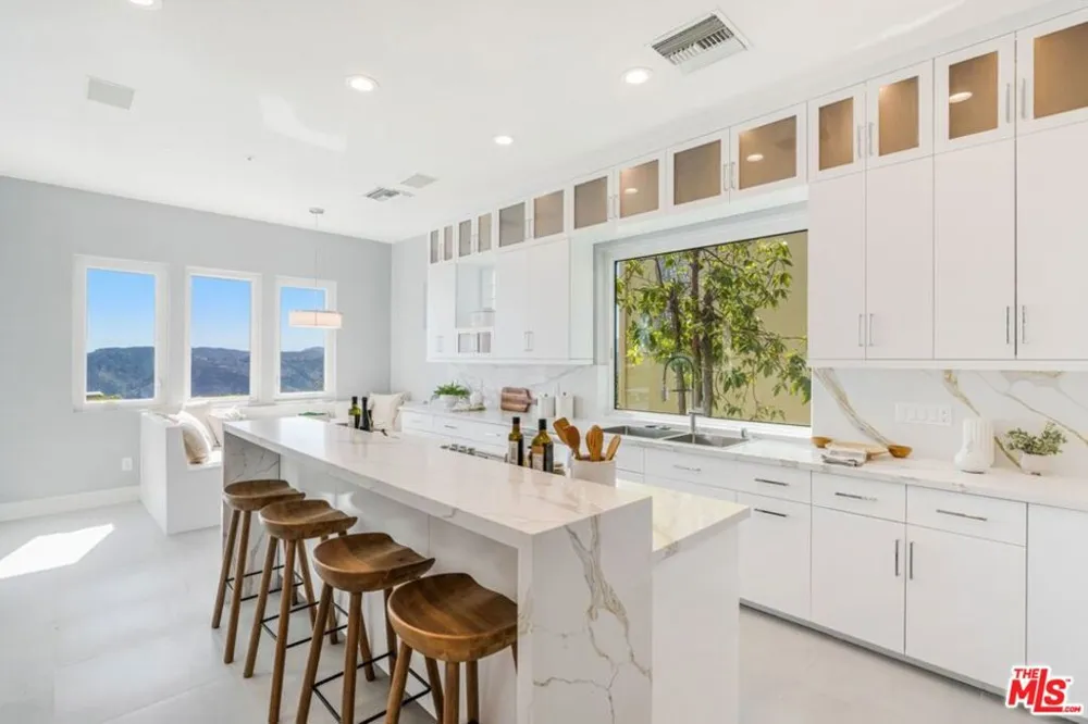 16610 Calle Brittany Pacific Palisades, CA 90272