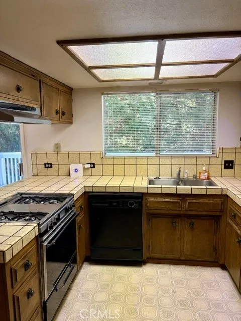 1163 Jungfrau Crestline, CA 92325