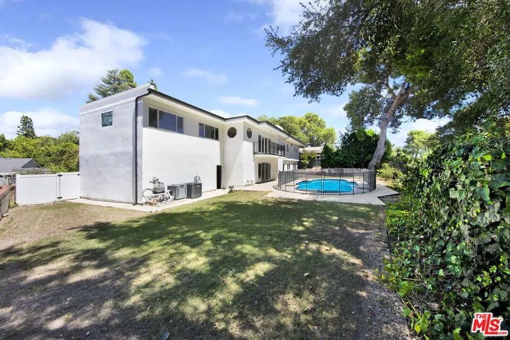 16608 Park Lane Circle Los Angeles, CA 90049