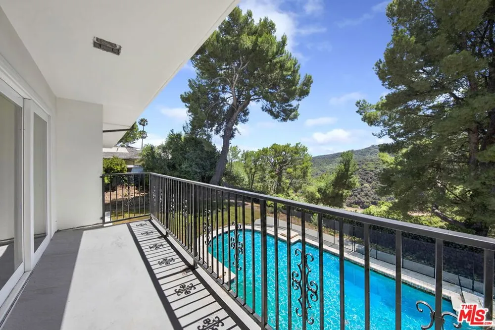 16608 Park Lane Circle Los Angeles, CA 90049