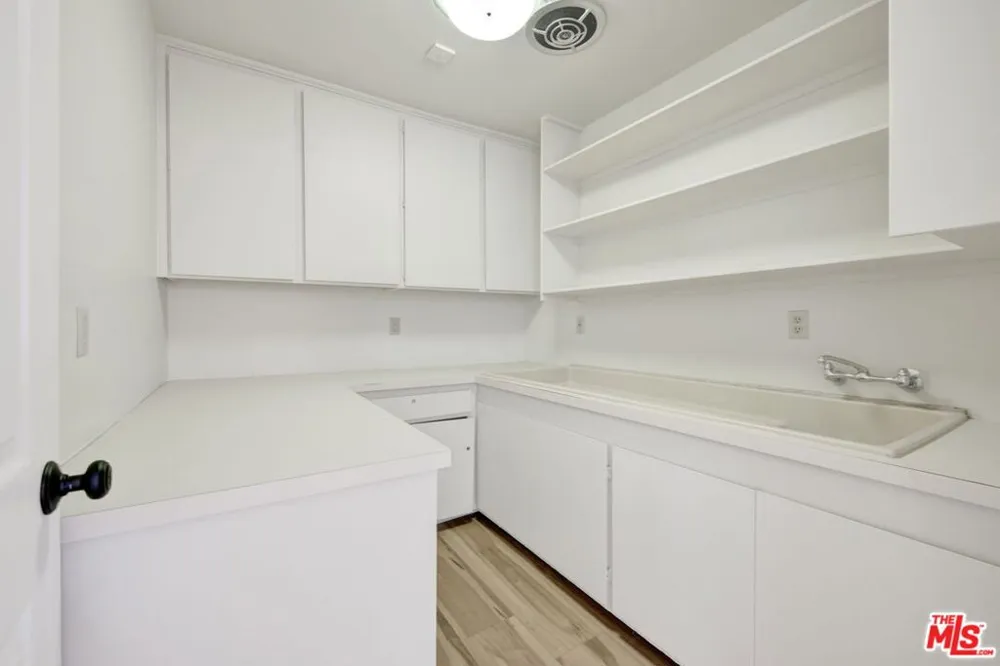 16608 Park Lane Circle Los Angeles, CA 90049