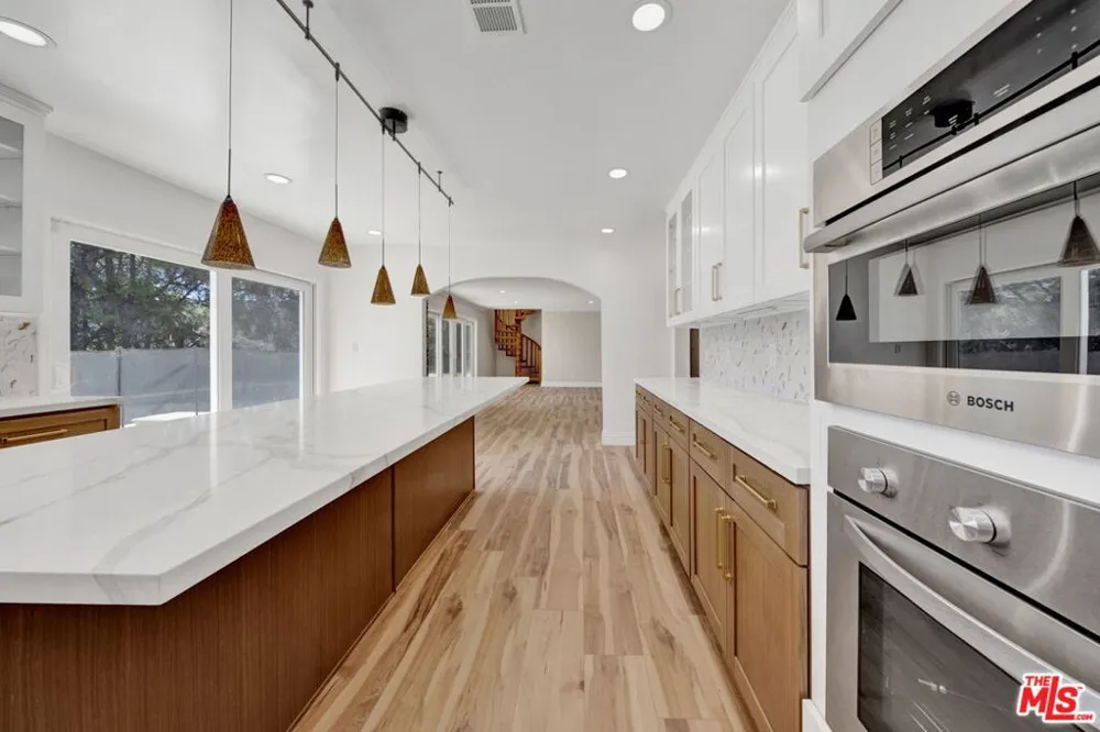 16608 Park Lane Circle Los Angeles, CA 90049