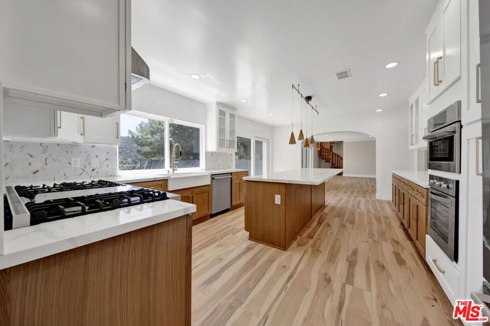 16608 Park Lane Circle Los Angeles, CA 90049