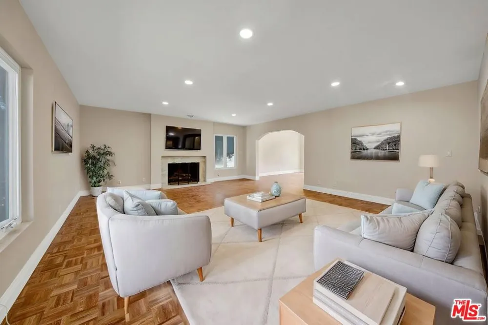 16608 Park Lane Circle Los Angeles, CA 90049