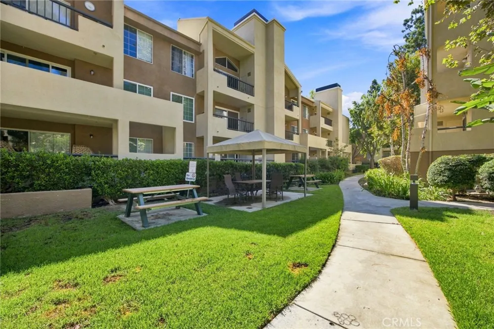 21400 Burbank #106 Woodland Hills, CA 91367