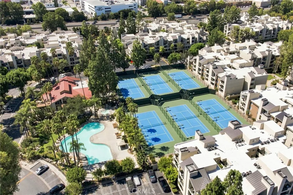 21400 Burbank #106 Woodland Hills, CA 91367