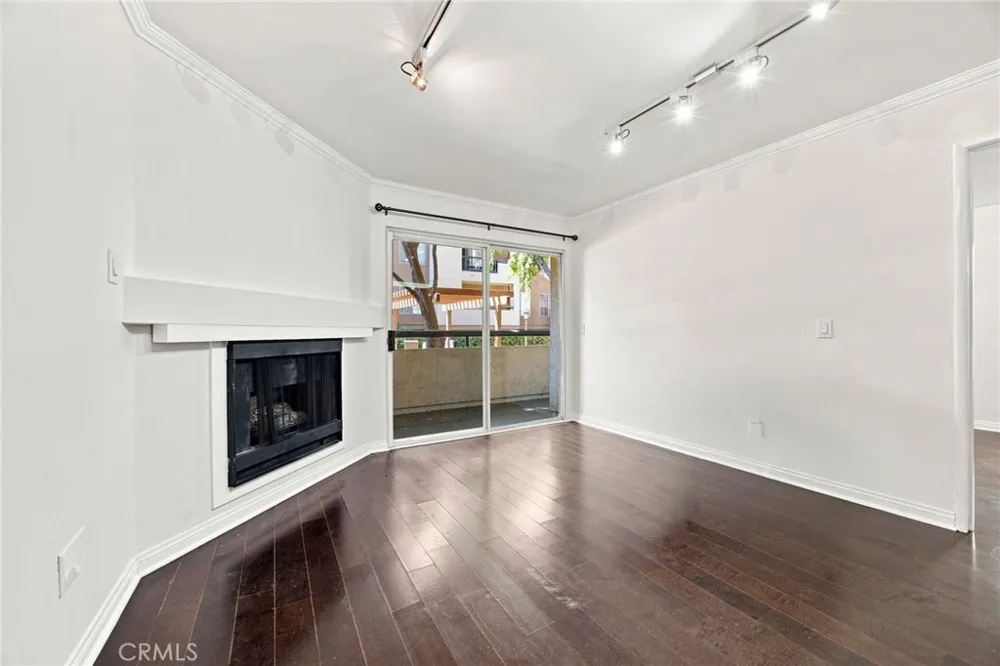 21400 Burbank #106 Woodland Hills, CA 91367