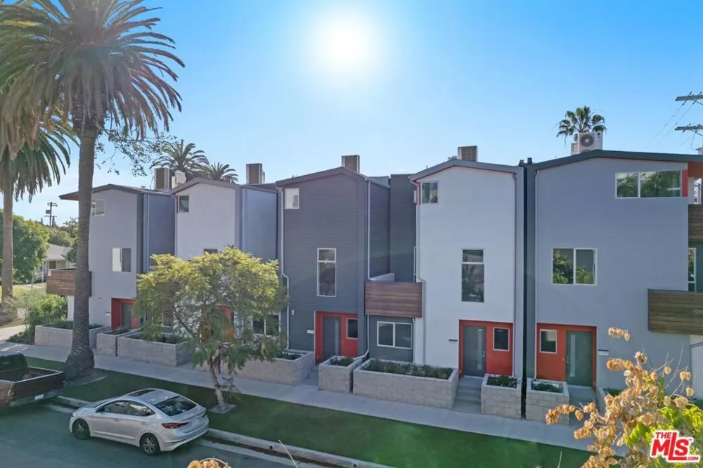 7150 Willoughby Avenue Los Angeles, CA 90046