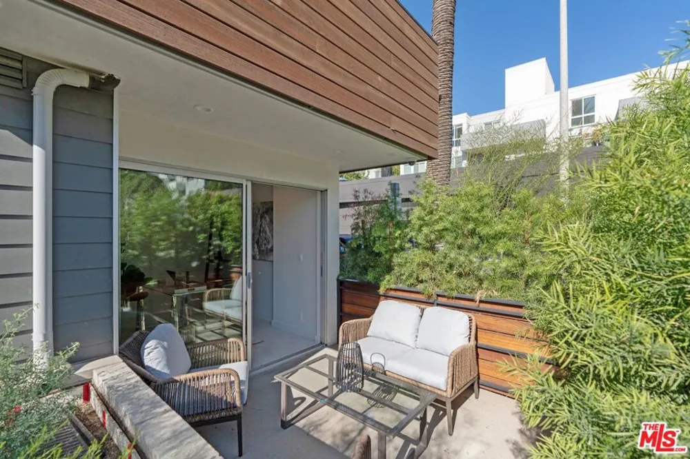 7150 Willoughby Avenue Los Angeles, CA 90046